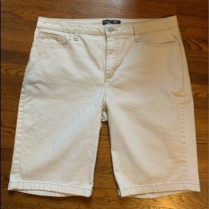 Riders women’s mid-rise Bermuda denim shorts. Size 16